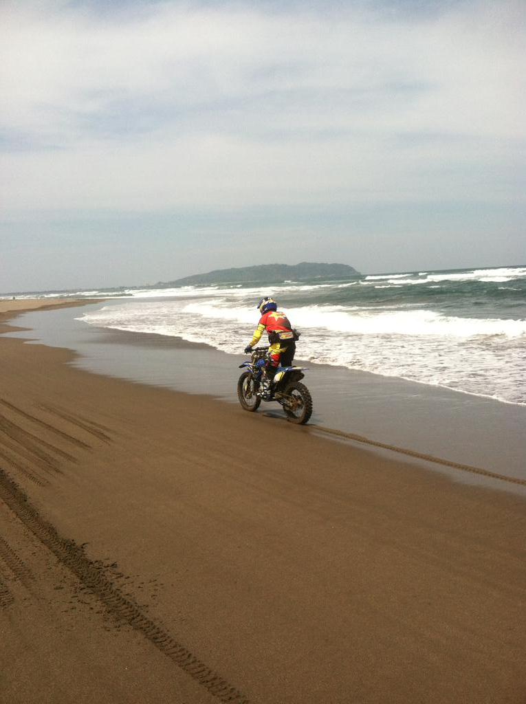 EnduroEdge01's tweet photo. To finish line. Pangandaran http://t.co/1DdkPT6rt8