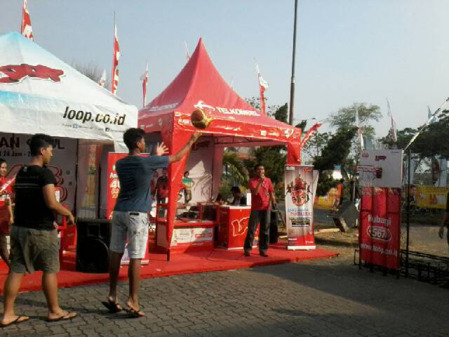 TselSMG's tweet image. kayak Samuel nih dr SMA Karang Turi yg ikutan games Free Throw di stand kita dapet souvenir asik #LoopChallenge