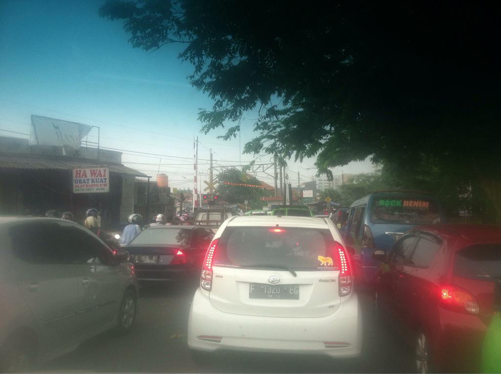 Kang Bima, kayanya perlintasan kereta kebon pedes juga harus di bangun flyover. Macet terus <a href="/BimaAryaS/">bima arya</a>