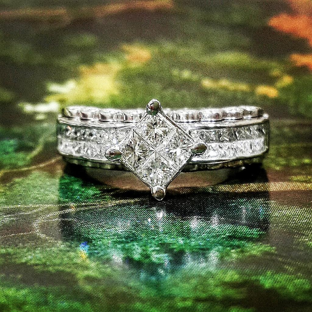 Imperial_Jewels's tweet photo. PRINCESSES..
Traditional + contemporary style #RING with #invisibleset #princess cut #diamonds mounted in solid #gold http://t.co/Pg7F6PEQ7s