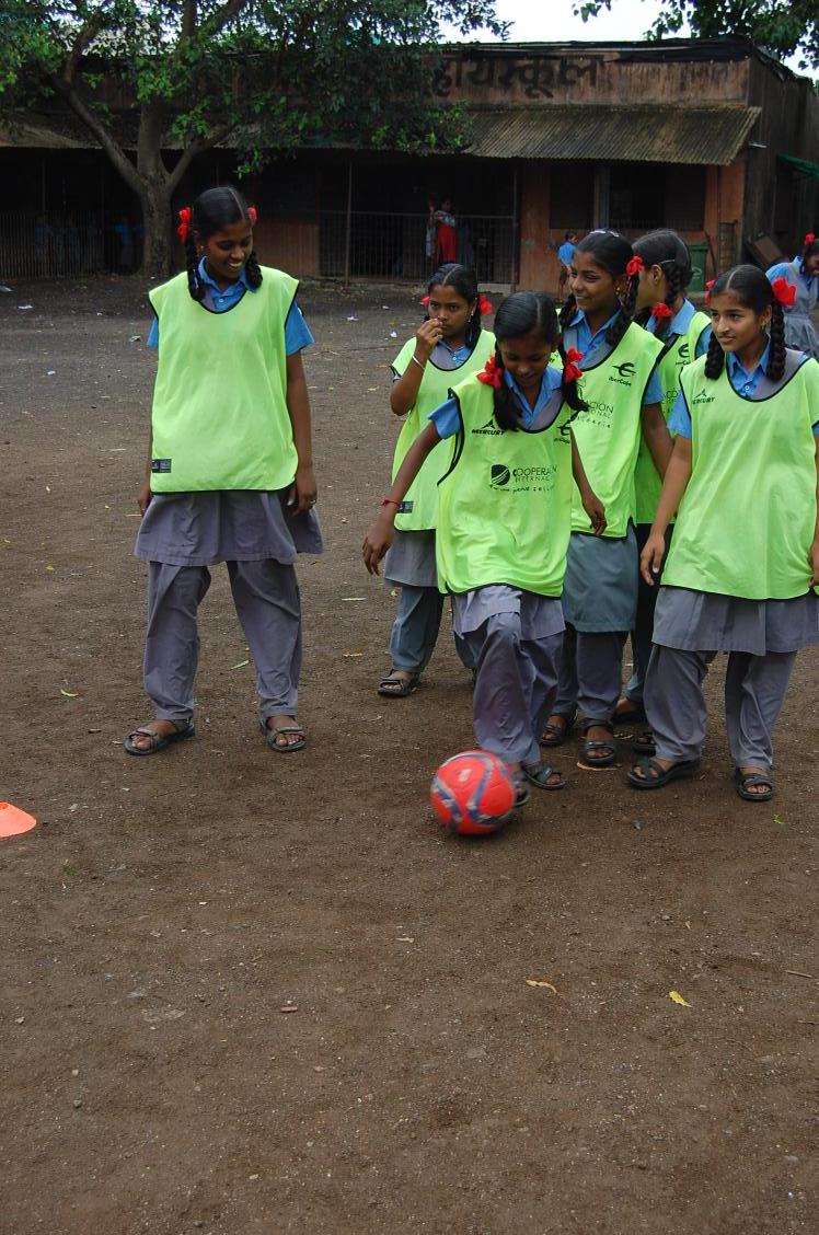 Gracias <a href="/EmbEspIndia/">Emb. de España en India / Spanish Embassy in India</a> por apoyar el proy "Football is life" de @_cooperacion y <a href="/Atleti/">Atlético de Madrid</a> en slums de #Mumbai #India