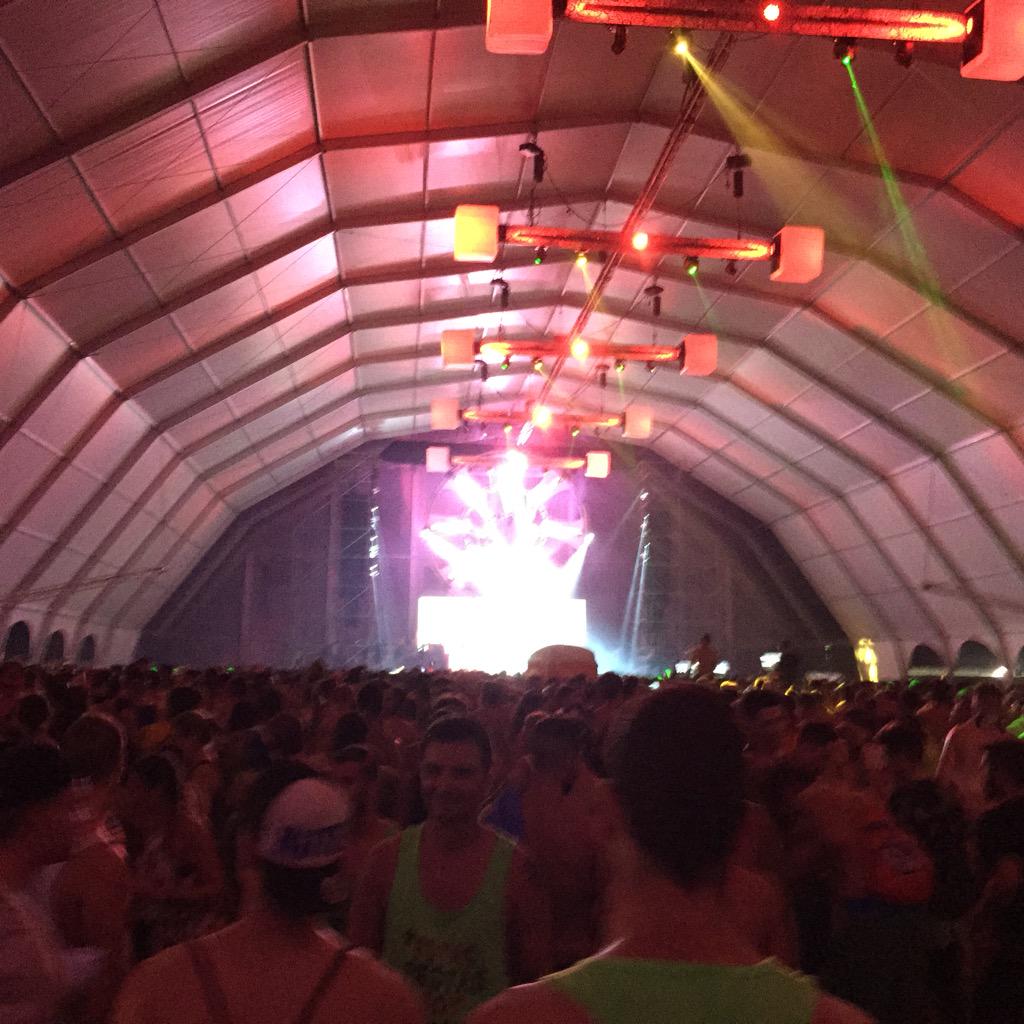 Jonagir's tweet photo. Impresionante DREAMBEACH! 🔊 @josu_freire y @barrosiku festival sin palabras 😬 http://t.co/55tG7nEats