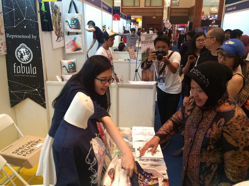 FabulaAgency's tweet photo. Ibu Risma juga mengunjungi booth salah satu ilustrator kami @RenataOwen di @PopconAsia 2015 http://t.co/AUmCXJX9rx