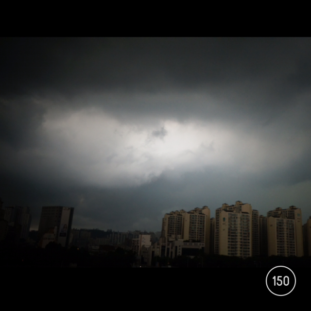 BKLove's tweet photo. 오늘 날씨가 심상치 않군요. http://t.co/IyrE8deJZd http://t.co/kvCxzRvRaj