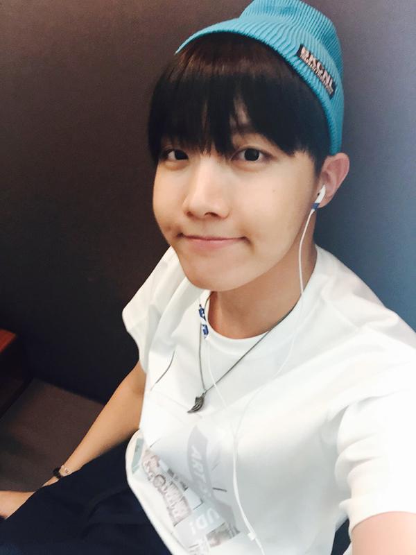 lovlysprings's tweet photo. Hello jhope dsini ada yg laper /? -jhope http://t.co/VuVFCxd1fP