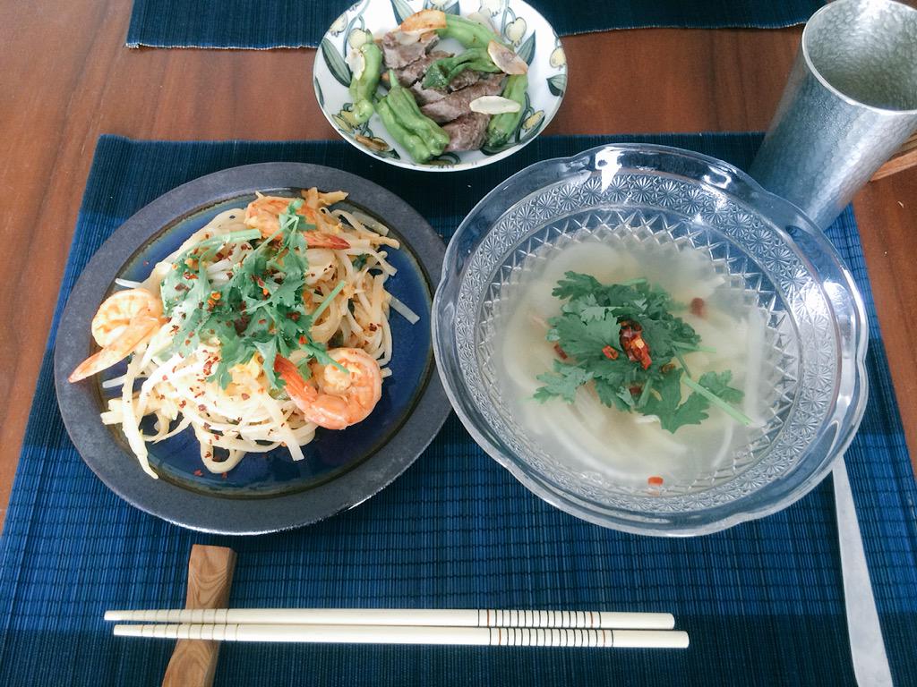 dorothydesu's tweet photo. 夏と言ったら辛いもの。タイ料理！空芯菜はこの間作ったから我慢。パッタイと牛肉とパクチースープ！汗が止まらないおいし〜幸せ〜最近買った錫のコップ。泡が円やかになってさらにビールを美味しくしてくれます〜☺︎ http://t.co/pG20tV5Dsd