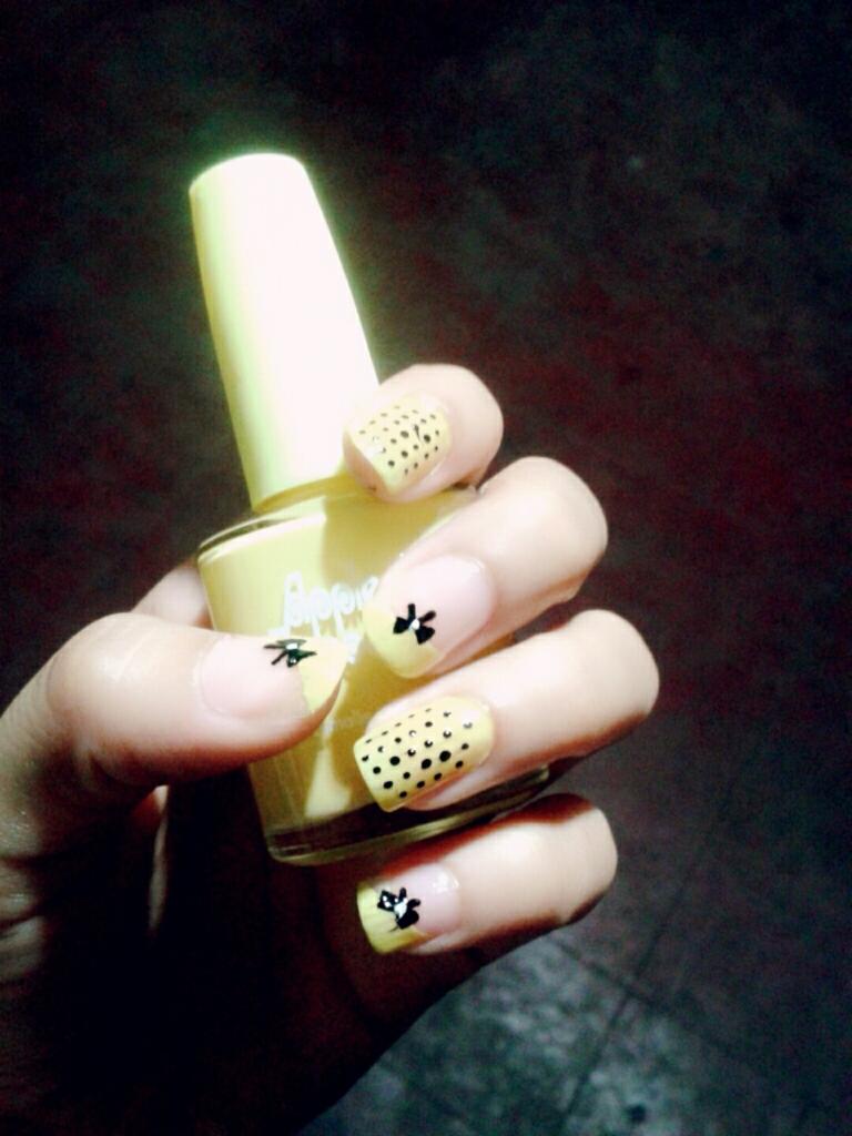 EloOrodi's tweet photo. Como cuando me pongo creativa 💅🐝🎀 #MakeUpNails http://t.co/TAWNOuXpLn