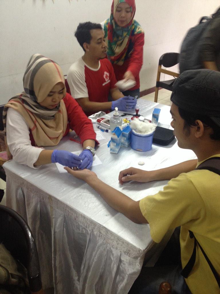 bramasemesta's tweet photo. Sambil menunggu acara selanjutnya, yuk kunjungi booth donor darah #MahakaryaSemesta #PK35 @lpdp_ri http://t.co/7cbwVwEYZd