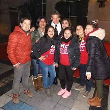 xhary2's tweet photo. @antoniobanderas Gran actor muy simpático saludos #los33 @MarioCasasChil3 http://t.co/0h5tKvpyaQ
