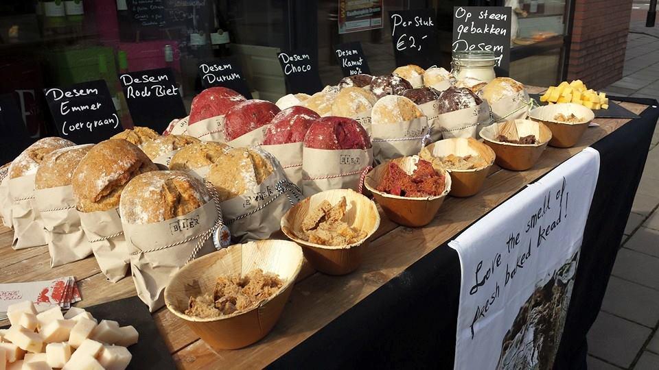 JohnzBakery's tweet photo. Vandaag verkoop #desembrood @www.kaasenwijndrunen. Spelt.Wit.Olijf.Boekweit.Vanaf 9 uur Torenstraat 6 Drunen. http://t.co/KoWg1jGPl0