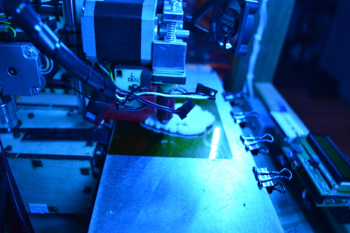 CMDannCA's tweet photo. A few shots of my @printrbot 1405 #maker edition that just keeps growing #RaspberryPi is now mounted, new blue lights http://t.co/WEyYjMxsKL