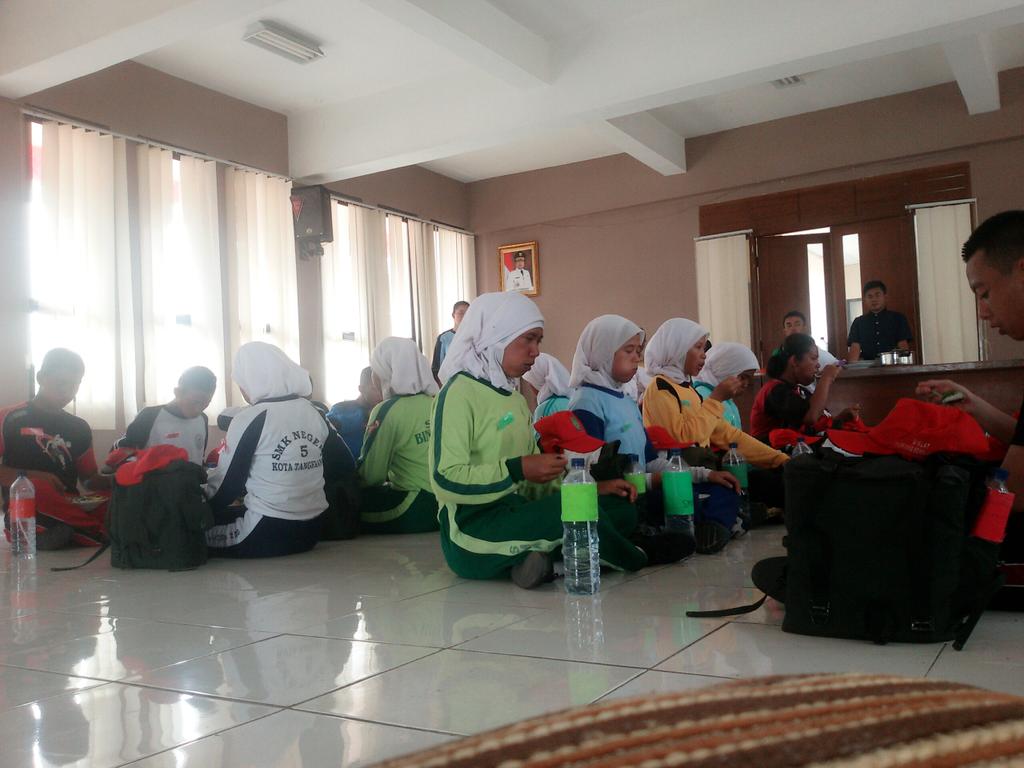 PaskibraPinang's tweet photo. Selamat makan! http://t.co/0lKCQaz1HB
