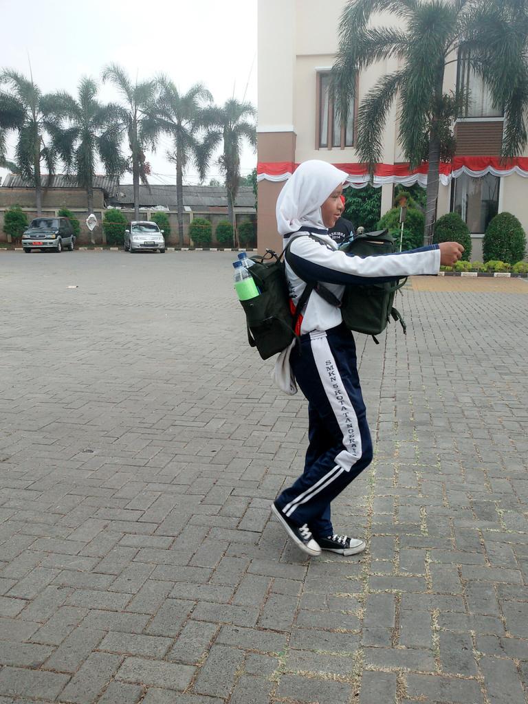 PaskibraPinang's tweet photo. Kok latihan nya sendiri dek? http://t.co/uRFS7EeNCE
