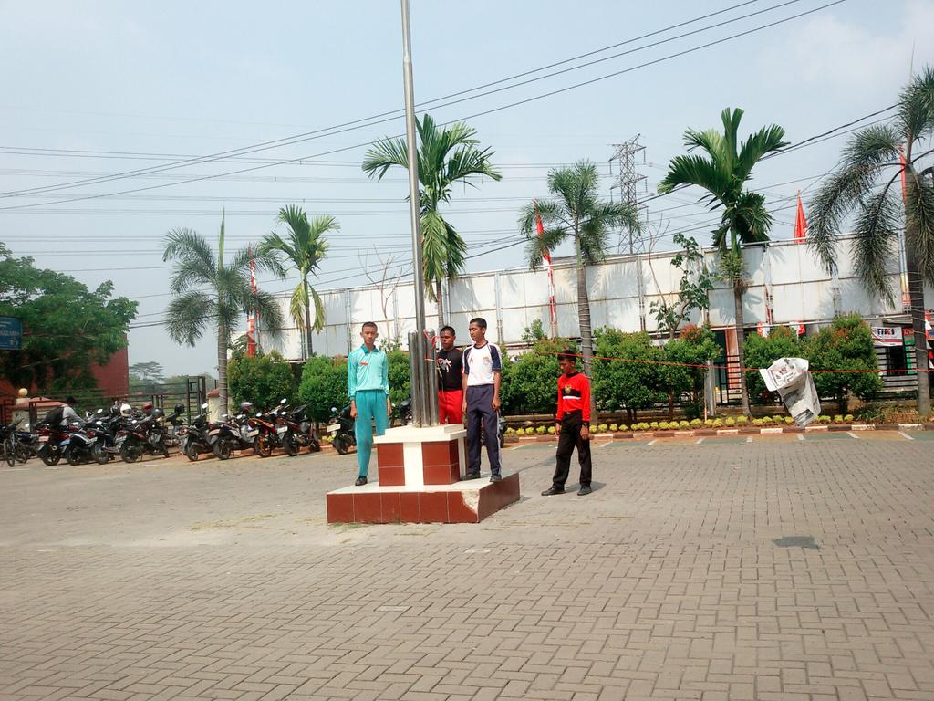 PaskibraPinang's tweet photo. Semangat tiga pengibar💪 http://t.co/1AyBhNzZYl