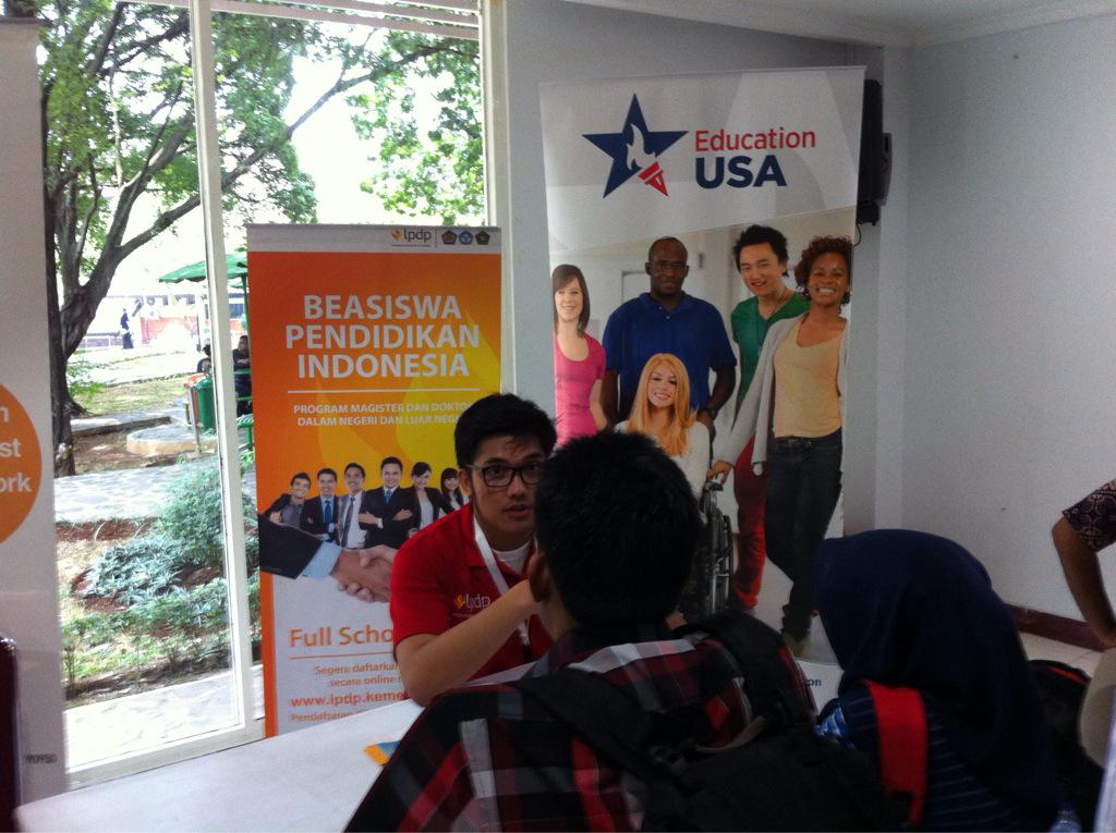 bramasemesta's tweet photo. Booth pendidikan luar negeri terbuka untuk kamu sodori pertanyaan ;) #PK35 #MahakaryaSemesta @LPDP_RI http://t.co/TwFYZ4yYSE