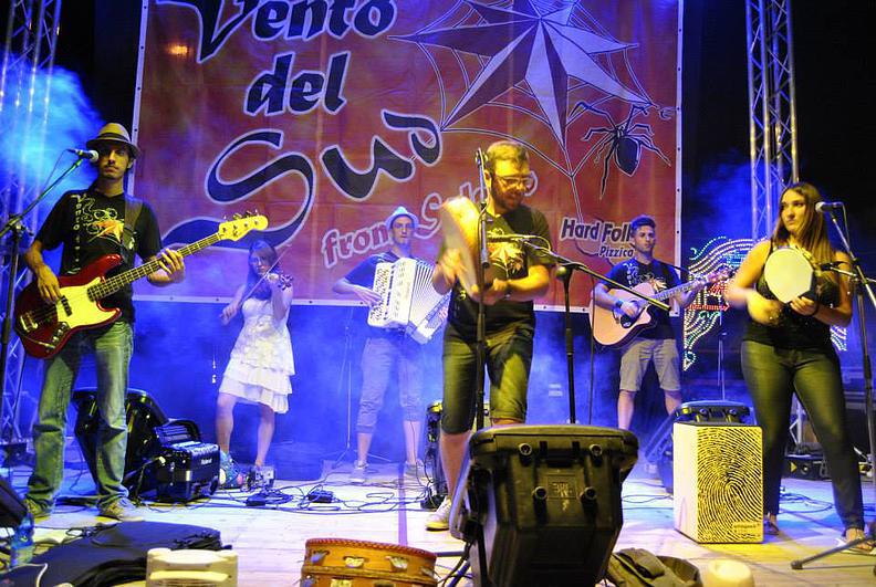 ItalyWorldMusic's tweet photo. 11 agosto 2015: VENTO DEL SUD in Concerto a "La Notte della Taranta 2015" https://t.co/s6L1VPkR8e http://t.co/P1CUmK6YPJ