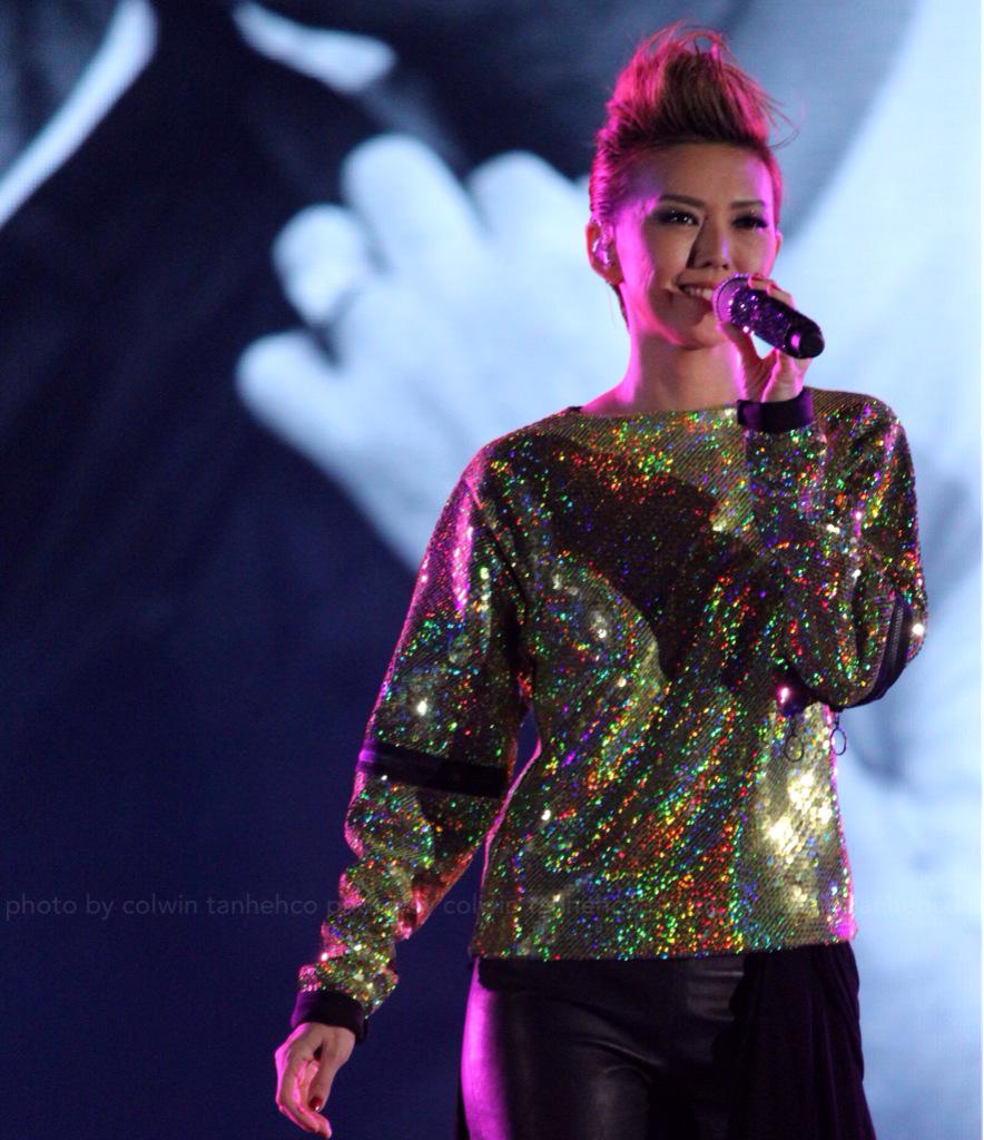 Ccolwin's tweet photo. Really thankful to see and document one of the greatest singers of Chinese music scene, @Stefsunyanzi, at #Sing50! π http://t.co/hvzpWLyF6Z