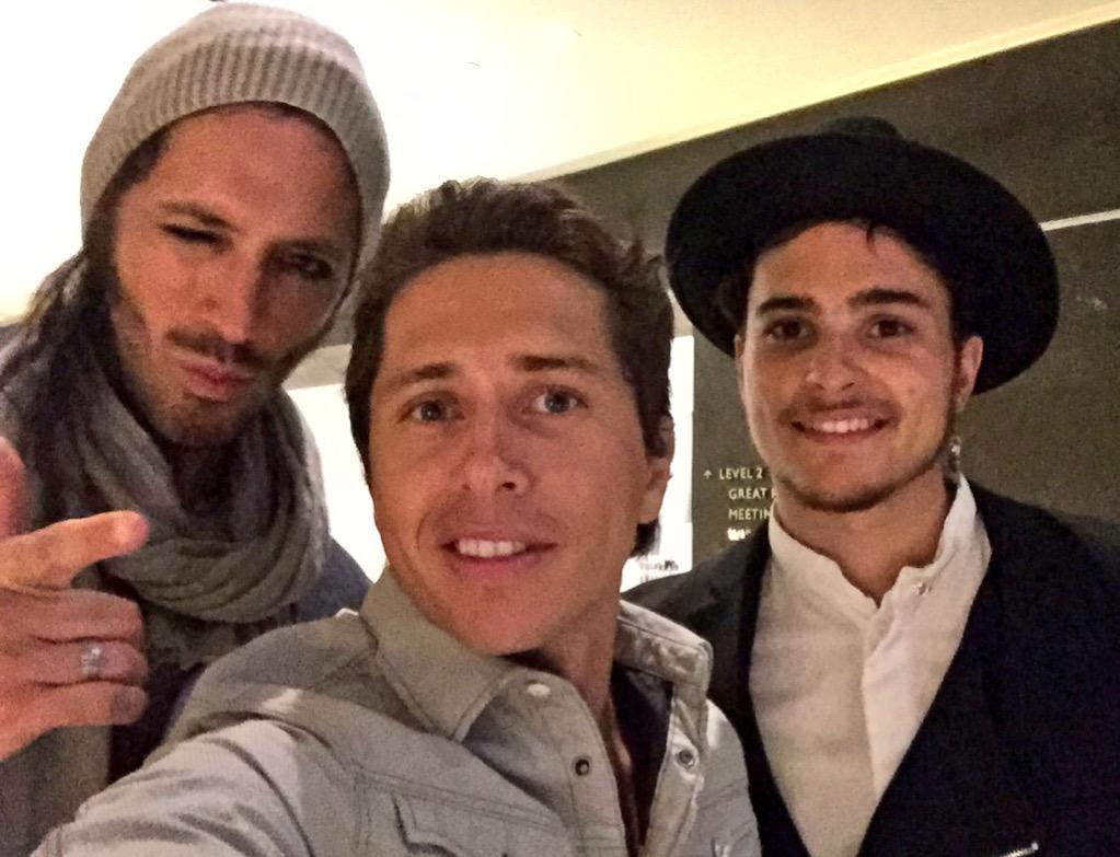 Karol_LuceroV's tweet photo. Escuchen esto @kokostambuk @SchusterOK ♫ https://t.co/9mpAket5L6 #LAX http://t.co/7hHYNjsYk7