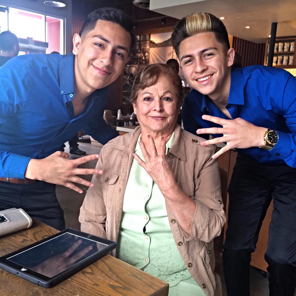 jayy4oficial's tweet photo. Buenas Noches ☺️❤️ Con la Esposa de Nuestro Maestro "El Ojon" QEPD 🙏🏻👼🏼👼🏼 #Jayy4 #AyOjon 🙏🏻🎵 http://t.co/sEvl1AL2Oe
