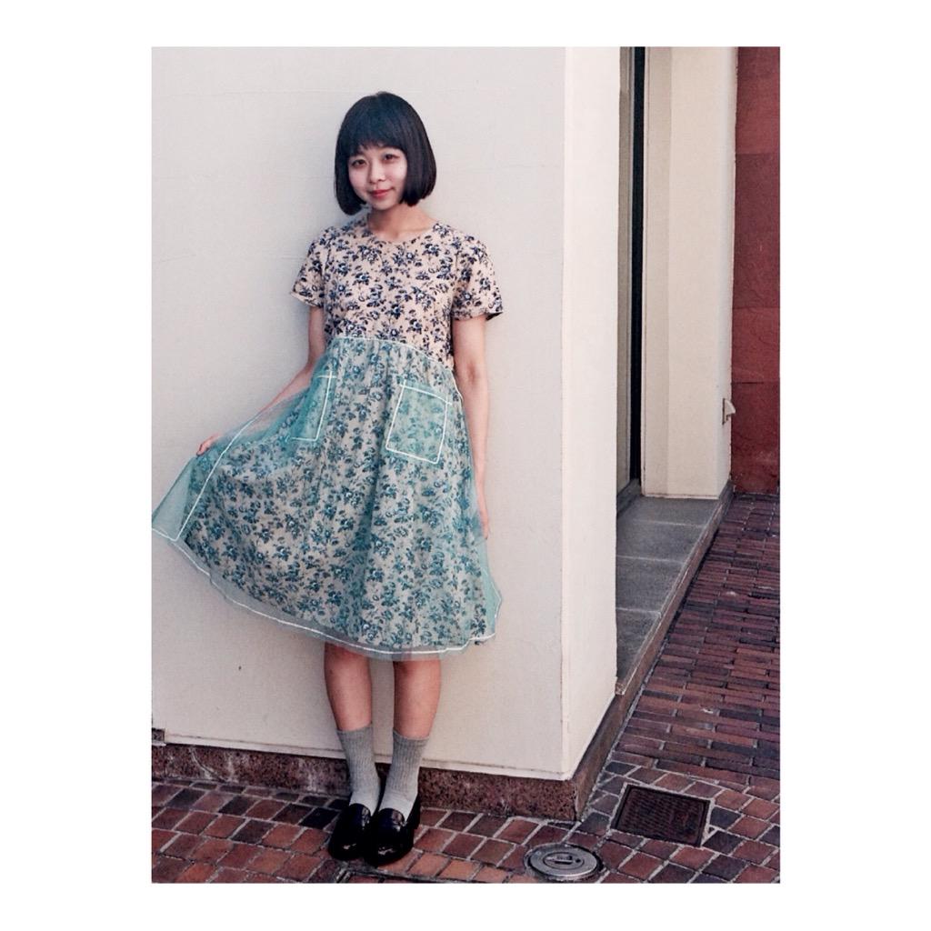 coandtion's tweet photo. accoさんのエプロンワンピース10点もの👗
ポケットがとってもかわいいです💌
チュール部分はキラキラのラメがついていてとってもキュート🍒
是非店頭まで見にいらして下さいっ✨

model：yuriko
photo：shiori http://t.co/McOF1Ny92x