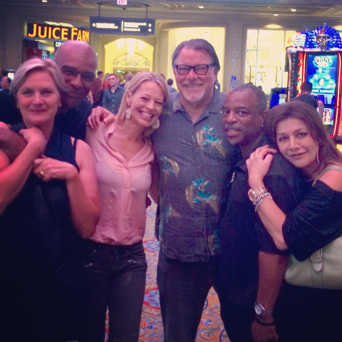 JeriLRyan's tweet image. SUCH a fun dinner w some of my ST peeps! @jonathansfrakes @levarburton @Marina_Sirtis @TheDeniseCrosby  @akaWorf