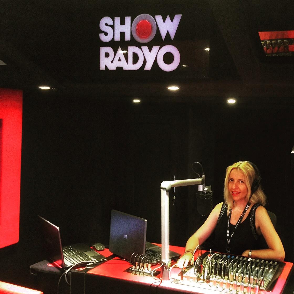 #AslihanliDakikalar #seferihisar da <a href="/ShowRadyoOtobus/">Show Radyo Otobüsü ® 🇹🇷</a> unde <a href="/AliveOpenAir/">Alive Open Air</a>  festivalinden #canli yayında.