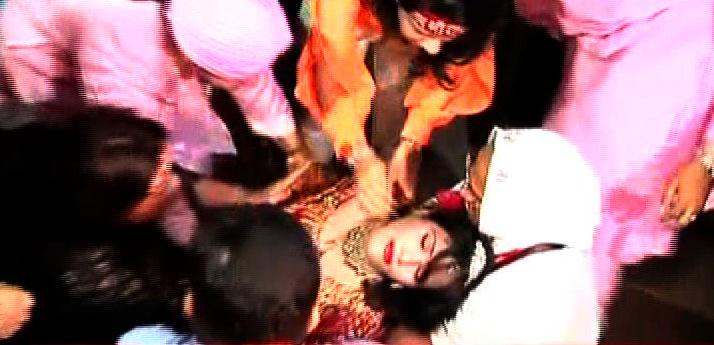 ABPNews's tweet photo. #RadheMaa fails to face questions from media, faints in public

WATCH: http://t.co/ePRSdMph2I http://t.co/3GksUHjQwf
