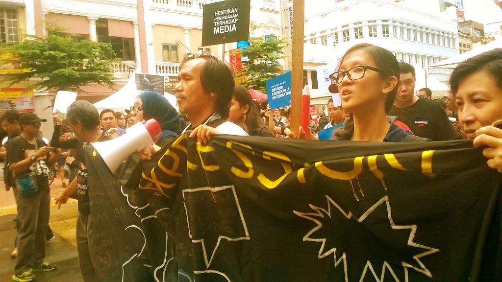 LeeSlimShady's tweet image. Walk and standing behind @boosulyn @fathiarisomar #MediaProtest #AtTheEdge @AtTheEdgeMsia #808