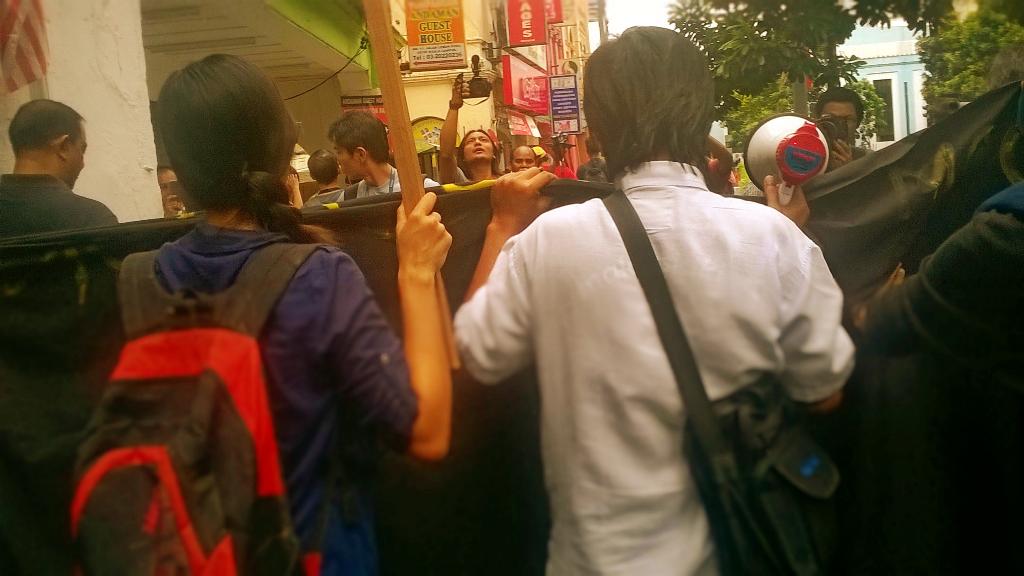 LeeSlimShady's tweet image. Walk and standing behind @boosulyn @fathiarisomar #MediaProtest #AtTheEdge @AtTheEdgeMsia #808