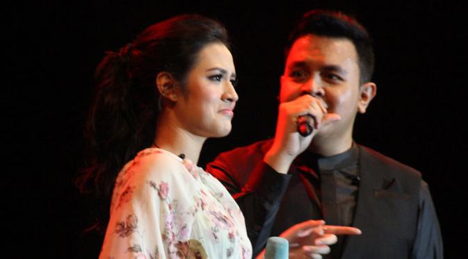 liputan6dotcom's tweet photo. Berduet dengan Tulus, Raisa Bikin Penonton Galau http://t.co/QRZ4VwnHSK http://t.co/mDfaYdWL1l