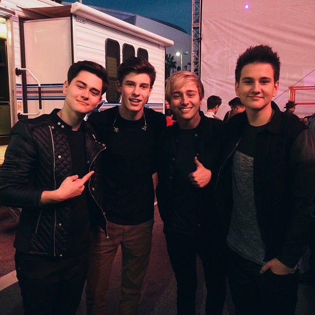 Happy birthday Shawn Mendes! Ini fotonya Shawn sama anak2 BYE :) hehe (cc: 