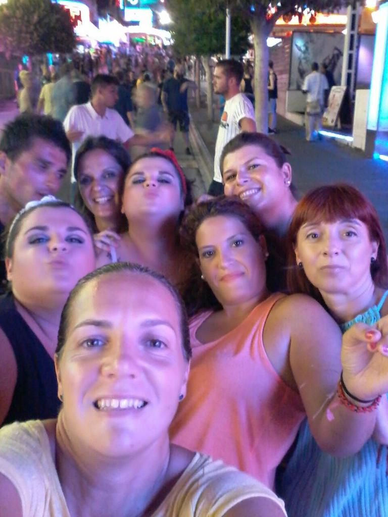 elenapaquemas's tweet photo. Anoche :) #magaluf #muchaparty #buenissimacompañia http://t.co/9qGsAMKhp4