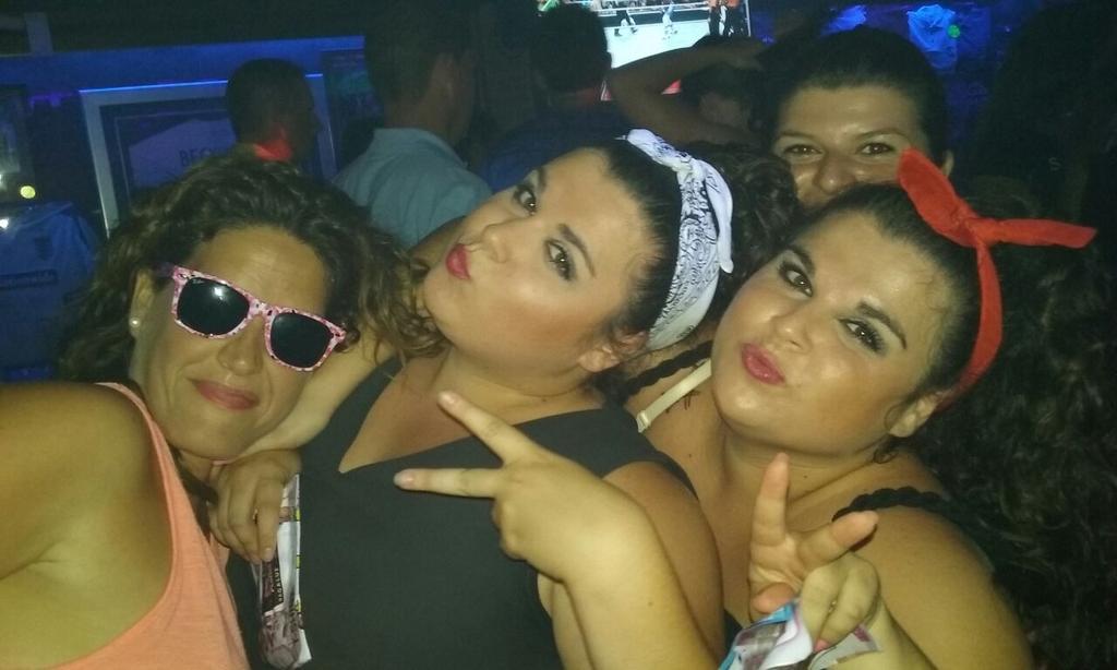 elenapaquemas's tweet photo. Anoche :) #magaluf #muchaparty #buenissimacompañia http://t.co/9qGsAMKhp4