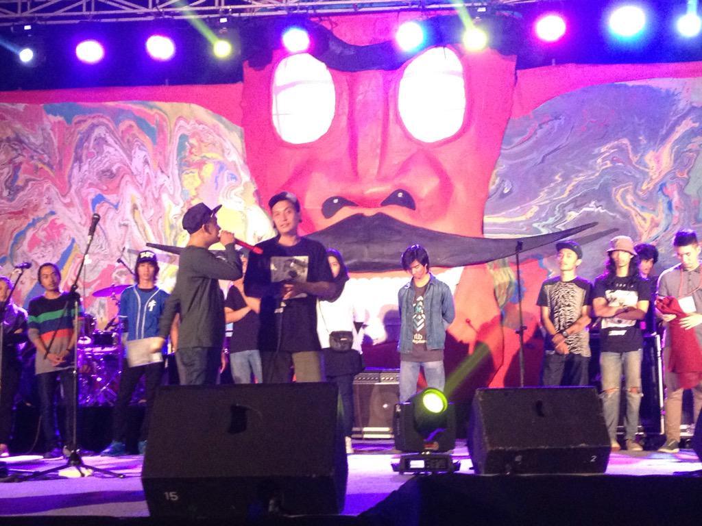 lagi nanya nanya sama temen delegasi kita dari ISI Bali