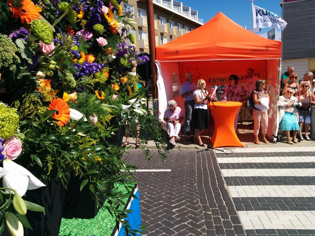 FlowerparadeRB's tweet photo. Ook in Katwijk aan Zee een mooie presentatie. Dank aan @ovkaz http://t.co/trOKeBIukN