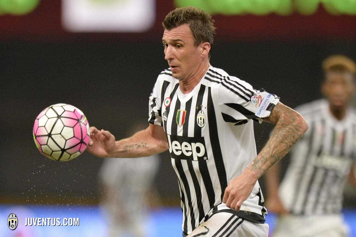 juventusfc's tweet photo. .@sturaro_stefano confeziona un cross perfetto, @MarioMandzukic9 ringrazia. A suo modo. #JuveLazio 1-0 #SupercoppaTIM http://t.co/Viocqc6Gz8