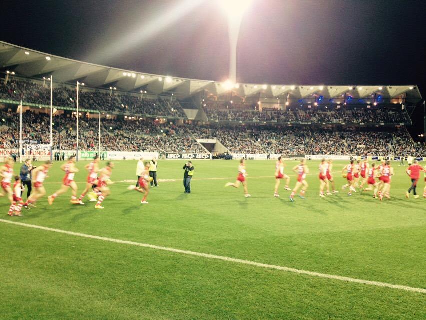 AMcK3220's tweet photo. #cheerAdamGoodes
#respect #GoSwans #AFLCatsSwans http://t.co/lGwyVluKyT