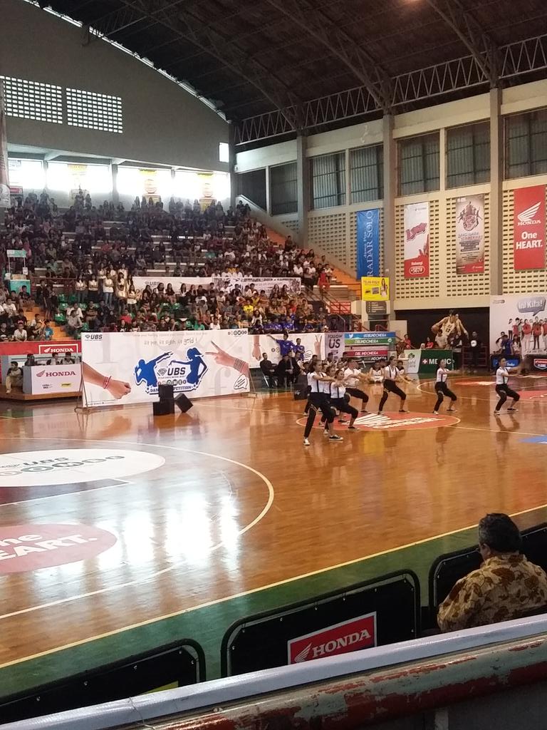 HondaJateng's tweet photo. Modern dance @SMAYOSEF_SKA ciamik nih @DBL_SOLO @dblindonesia @AgendaSOLO #dblsolo #HondaDBL2015 http://t.co/FdTj52YmOD