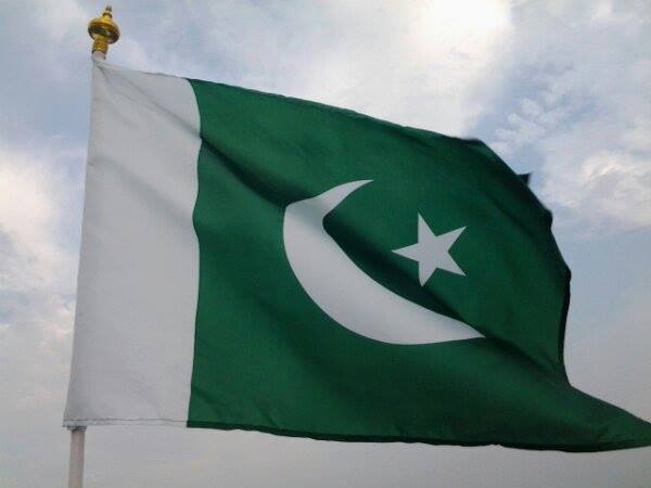Hirazeeshan33's tweet photo. #Pakistan
#WeLovePakistan
@Umairamir365
Chand Roshan Chamakta Sitara rahey
Sab sey #OONCHA ye #Jhanda Hamararey http://t.co/izn45CPWxP