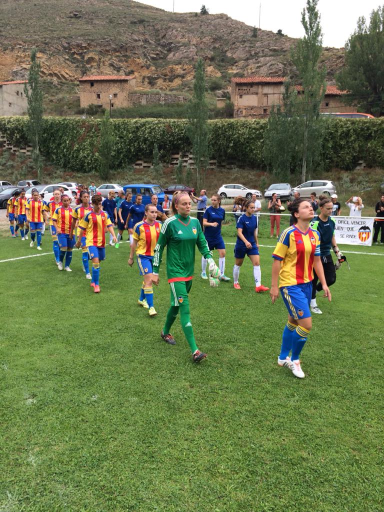 VCF_Femenino's tweet photo. ¡Saltan al campo los dos equipos! http://t.co/IhQhScYJ5t