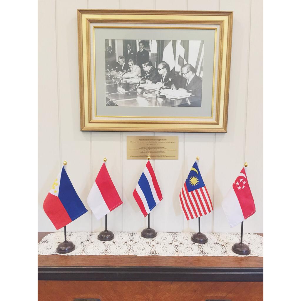 ASEAN_THAILAND's tweet photo. รู้หรือไม่?วันนี้ครบรอบ48ปีของการก่อตั้งสมาคมประชาชาติแห่งเอเชียตะวันออกเฉียงใต้ (ASEAN) #ASEANDay2015 #ASEANThailand http://t.co/8bIubabjOG