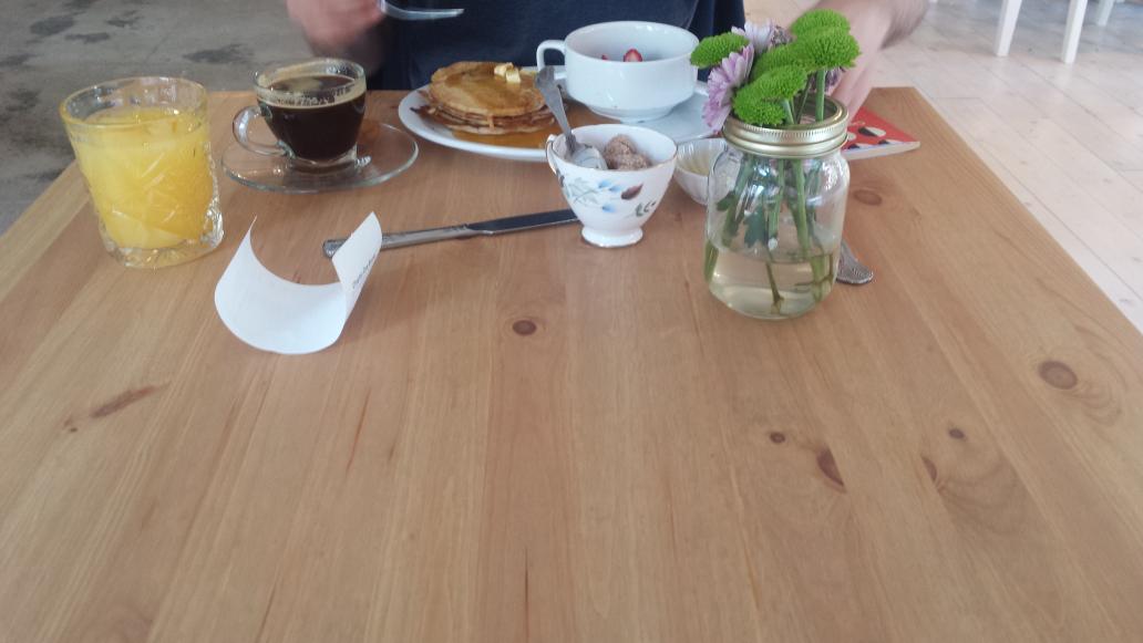 Miss_CherylHill's tweet photo. When your date gets served everything and you get nothing, not even your brew #awkwarddining #IMHUNGOVERANDNEEDABREW http://t.co/0YKSZcqbOQ