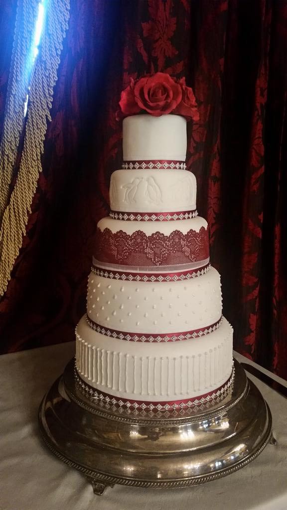 DottieHen's tweet photo. Stunning cake made for Langley Castle today http://t.co/OPJDhvawcP