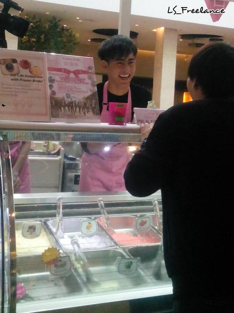 ls_freelance's tweet photo. พ่อค้าร้านนี้หน้าคุ้นๆ เนอะ
อ้าวววว…น้องเท็กนี่เอง!!!! @sirikiet 
#FrozenBride #daradaily 
#lovesicktheseries http://t.co/wfE8kzlJh6