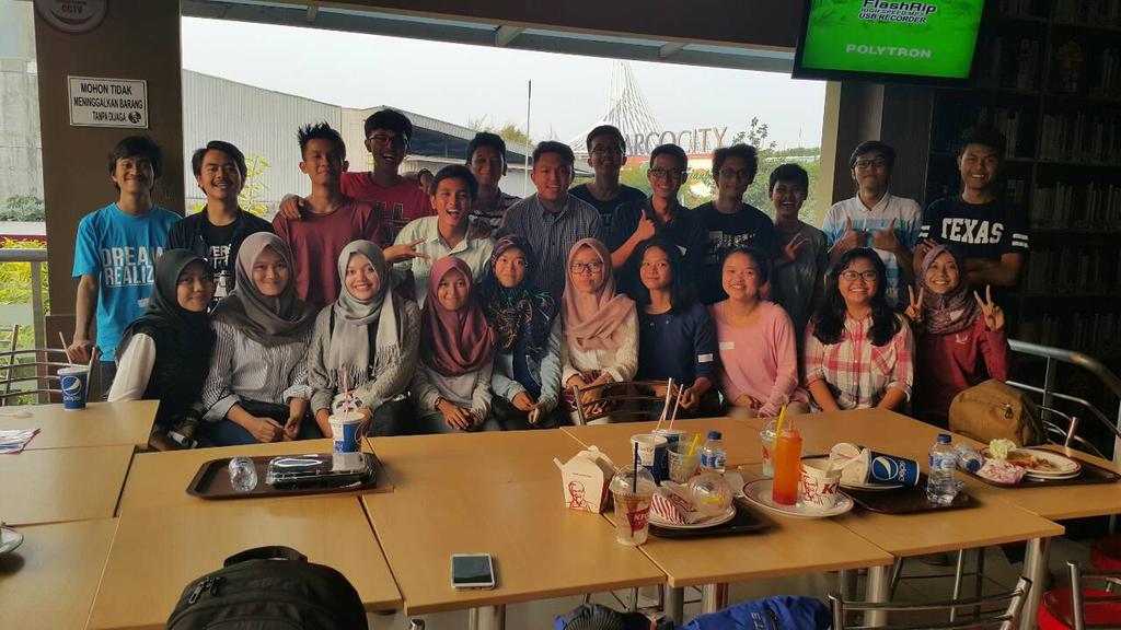 Acara kita hari ini ditutup dgn foto bersama! Makasih buat yg dateng hari ini! Sampe ketemu dikesempatan lainnya yaa😄