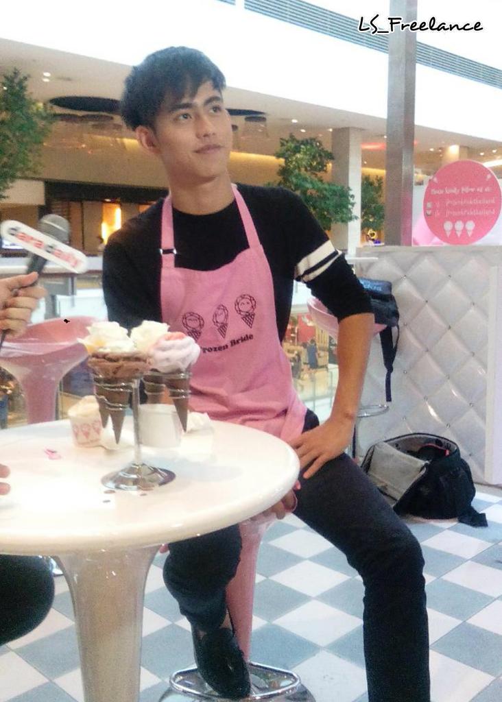 ls_freelance's tweet photo. น้องเท็กมาสัมภาษณ์สกู๊ปของ #daradaily ที่ร้าน #FrozenBride 
รอติดตามน้องได้นะคะ @sirikiet 
#lovesicktheseries http://t.co/V0p7N2FnVW