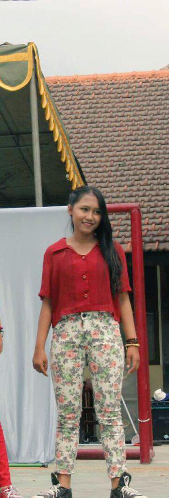 desyprnmsr's tweet photo. Candid hanjir---- tq osis @infoossmaja  . senyum senyum soalnya dipanggilin ama anakanak 😂😂 http://t.co/IKOIRYPsTF