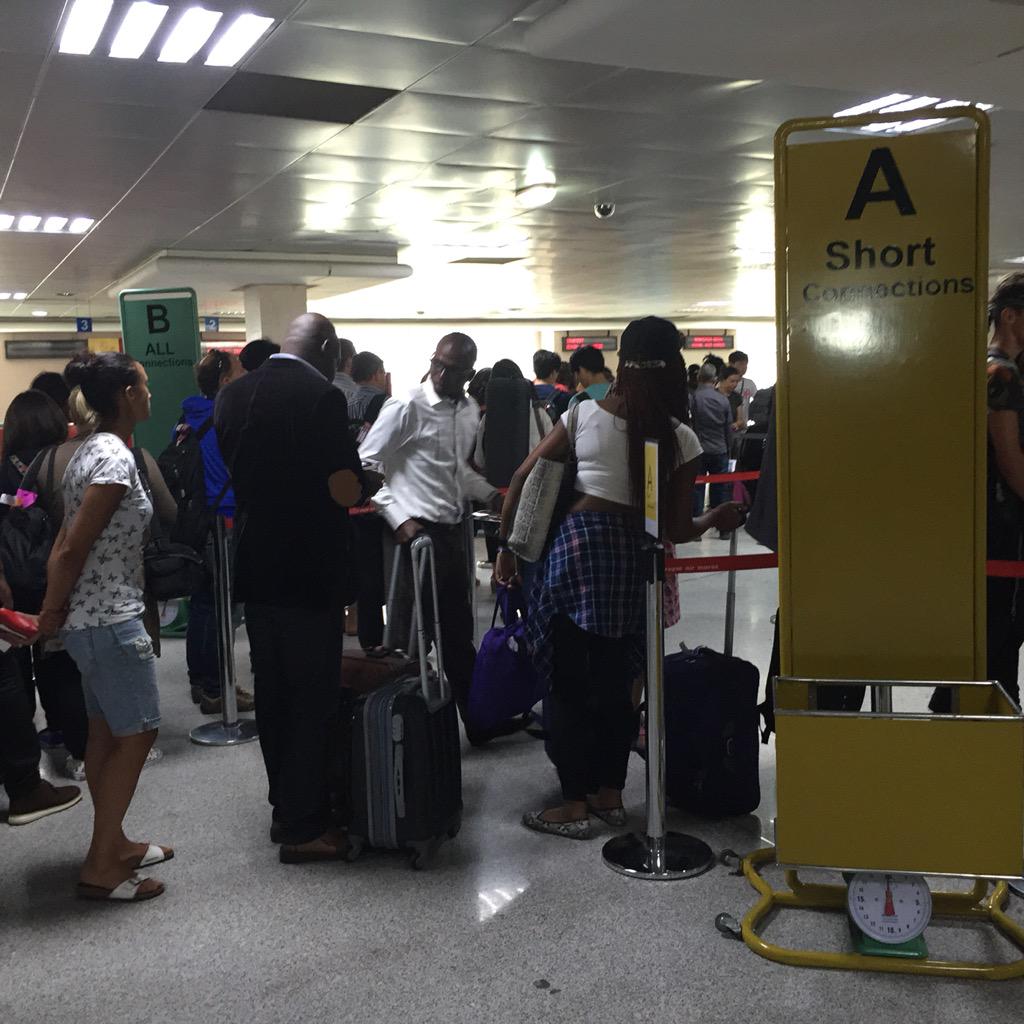 s_njllh's tweet image. Un passager sur deux à CMN est en transit. Tout de suite on appelle les passagers Alger et Beyrouth #shortconnection