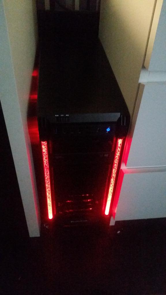 jason_smallbone's tweet photo. Blue or red http://t.co/XpH6VianDC