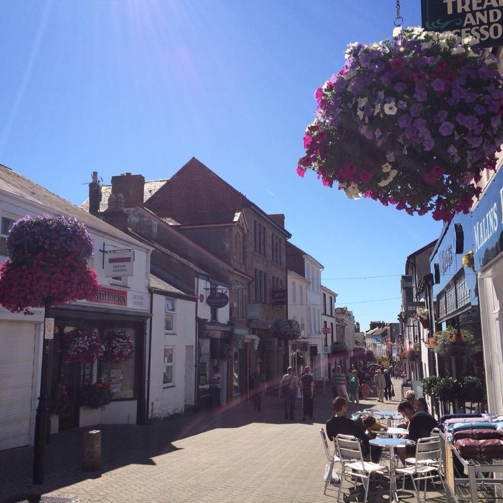 shopindyuk's tweet photo. #Penzance looking pretty as a picture this morning #shopping #shoplocal #shopindy #Cornwall #Kernow @ILoveCornwallUK http://t.co/eLf5MozPrn